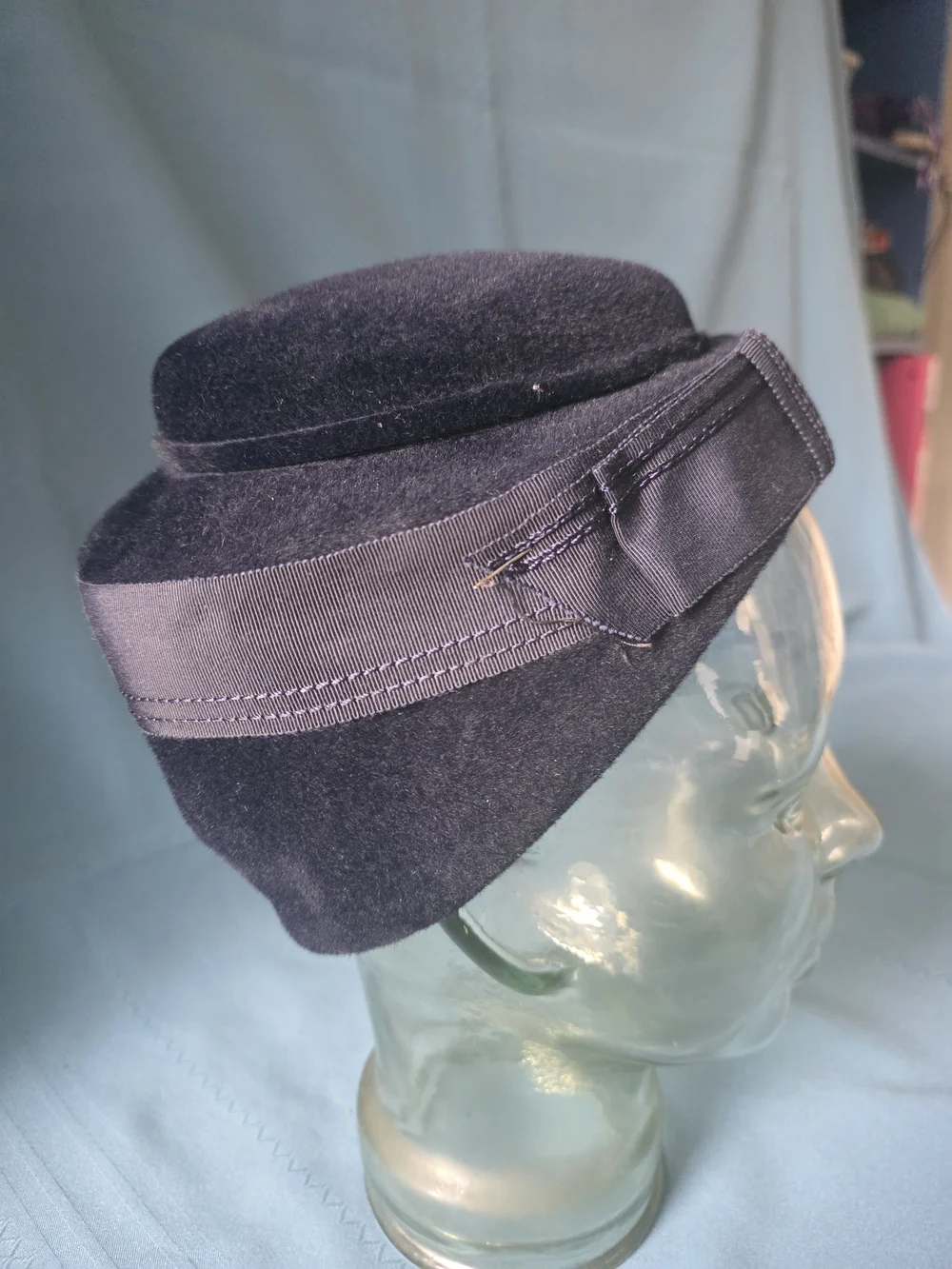 VTG 1950s Merrimac Peachbloom Velour Fur Felt Pillbox Tilt Hat Black Size 22